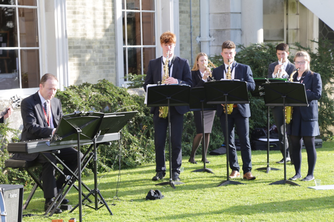 The Buskers perform at Leatherhead Youth Project Gala Dinner